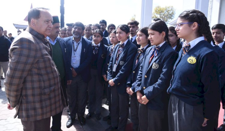 जे0सी0बी0  न्यू शिमला के छात्र – छात्राओं  ने विधानसभा अध्यक्ष से की मुलाकात, पूछे कई सवाल ।