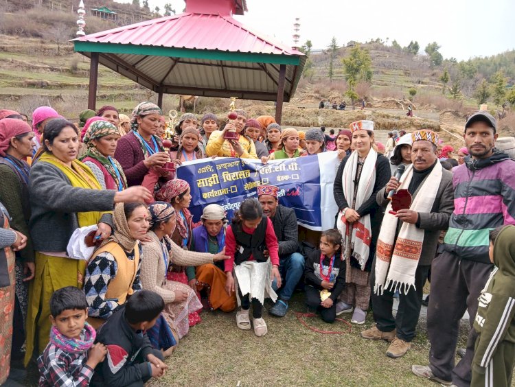 बंजार के टील बारधार में पहली बार महिलाओं की क्रिकेट प्रतियोगिता।