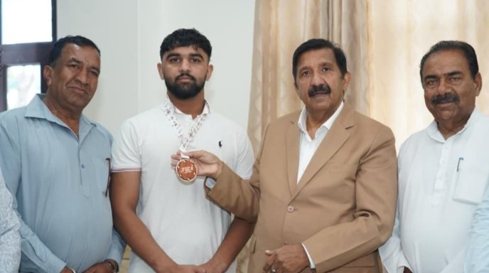 हरोली के पदक विजेता पहलवान साहिल चाड को डिप्टी सीएम ने दी बधाई