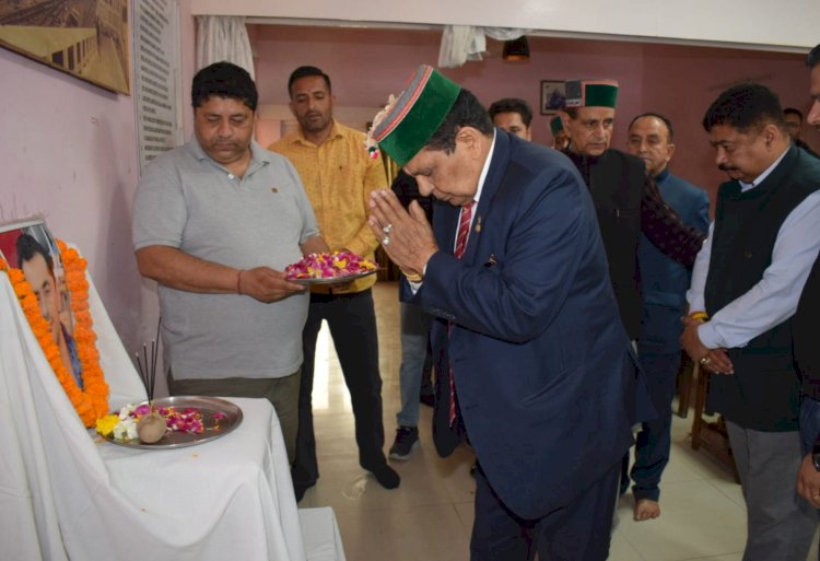 डॉ. शांडिल द्वारा पूर्व पार्षद राजीव ठाकुर को श्रद्धाजंलि अर्पित