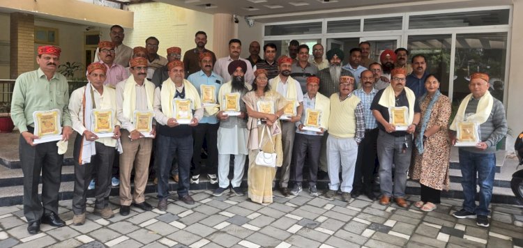 हिप्र अराजपत्रित कर्मचारी महासंघ ने किया सेवानिवृत्त गैर-राजपत्रित प्रतिनिधियों को सम्मानित