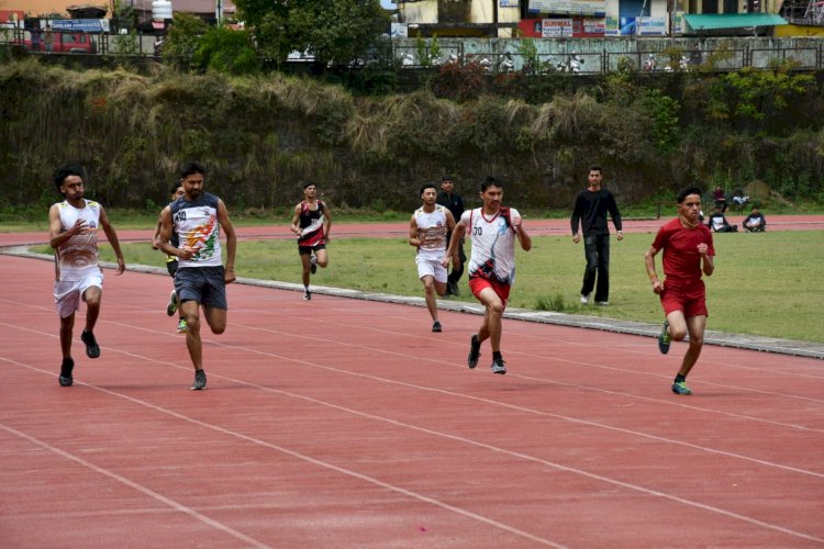 800 मीटर दौड़ में अंबोटा के रोहित कुमार ने जीता स्वर्ण, समूह गान में हमीरपुर और गजल में प्रगतिनगर प्रथम