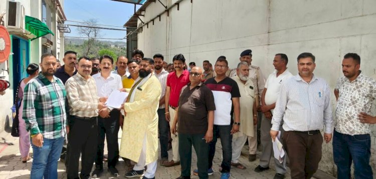 नाहन: मोगीनंद में श्मशान घाट का रास्ता बंद करने पर बवाल, एसडीएम ने लिया जायजा, यथा स्थिति बनाए रखने के आदेश...