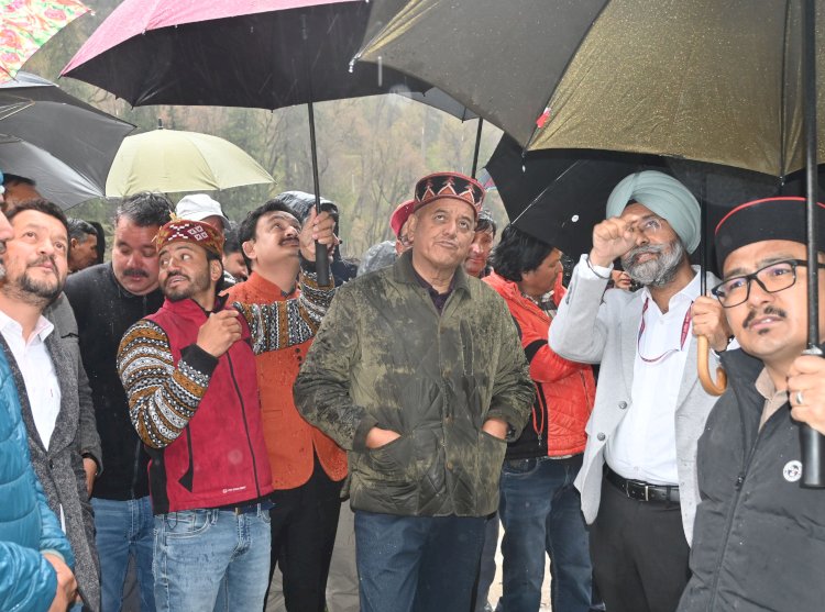 घटी गाड़ में भूस्खलन  प्रभावित क्षेत्र का विधायक ने किया दौरा