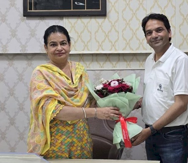 नाहन : रोटरी क्लब नाहन ने किया जिला आयुर्वेदिक अधिकारी का स्वागत