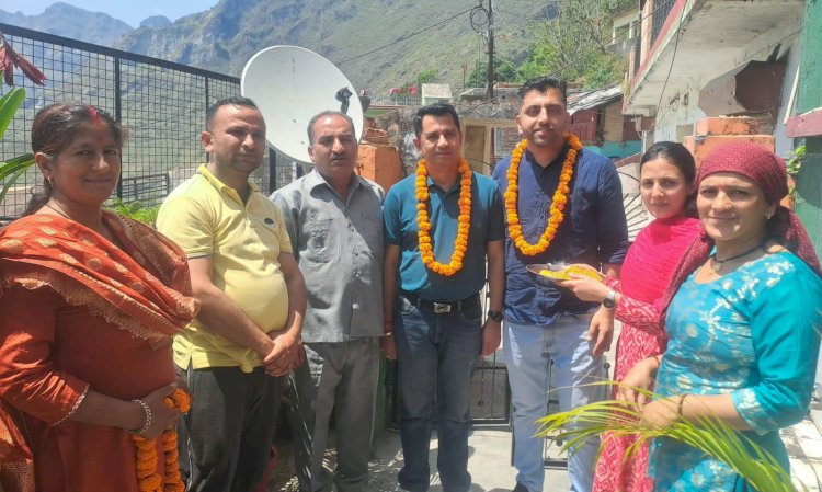 उद्योगपति भरत सिंह ठाकुर व अनिल कुमार ठाकुर ने  कमरऊ पाठशाला को  लिया गोद