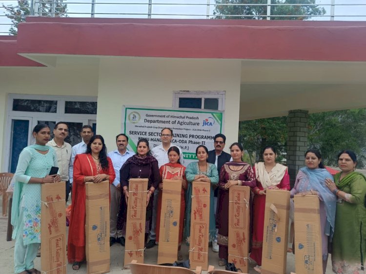 निटिंग प्रशिक्षण के बाद 8 प्रशिक्षुओं को मिली मशीनें