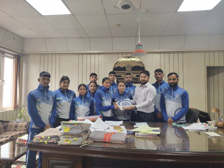 हिमाचल के 10 खिलाड़ी नेपाल में दिखाएंगे दम, डीसी मंडी ने भारतीय ध्वज सौंपकर टीम को किया रवाना