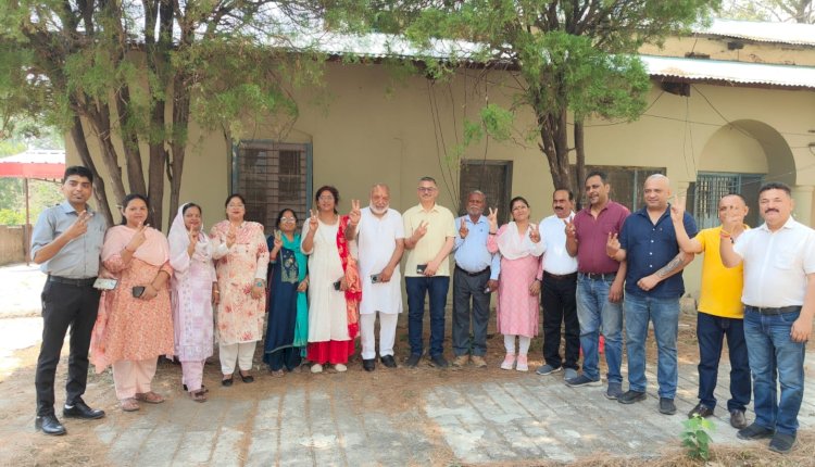 नाहन: नगर परिषद चुनाव के लिए  कांग्रेस के 13 उम्मीदवारों ने नामांकन भरा...