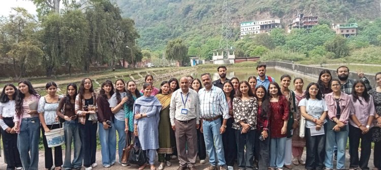 घुमारवीं काॅलेज के विद्यार्थियों ने किया मत्स्य बीज फार्म दयोली (घाघस) का शैक्षणिक भ्रमण