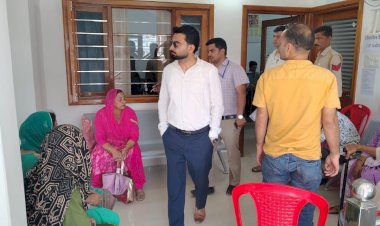 डीसी गंधर्वा राठौड़ ने बिझड़ी और नादौन के कई बूथों का किया निरीक्षण