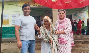 वर्षा व खराब मौसम के बावजूद मतदाताओं ने  बढ़-चढ़ कर  मतदान में लिया भाग