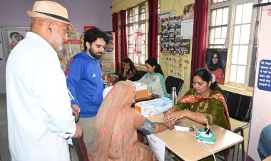 मॉडल मतदान केंद्र रंधाड़ा में स्वास्थ्य सेवाओं की अनूठी पहल