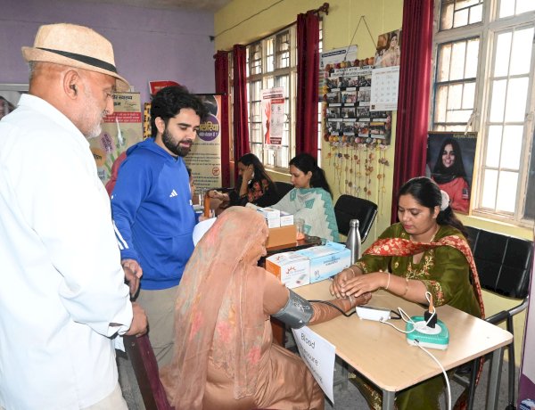 मॉडल मतदान केंद्र रंधाड़ा में स्वास्थ्य सेवाओं की अनूठी पहल