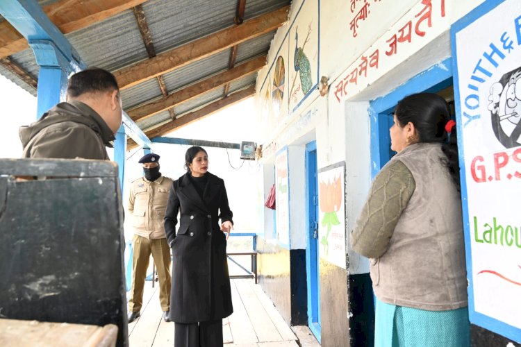 उपायुक्त ने किया प्राथमिक पाठशाला तान्दी का औचक निरीक्षण, शिक्षा गुणवत्ता सहित अन्य पाई कमियों पर सुधार के सख्त निर्देश