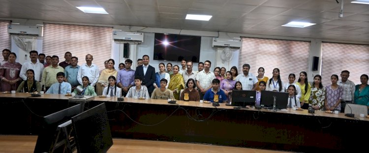 स्कूल शिक्षा बोर्ड परीक्षा परिणाम में उत्कृष्ट प्रदर्शन करने वाले मेधावी विद्यार्थियों को जिला प्रशासन ने किया सम्मानित