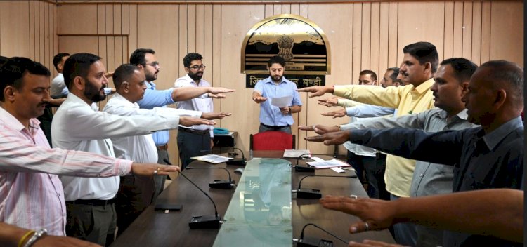 उपायुक्त अपूर्व देवगन ने अधिकारियों व कर्मचारियों को दिलाई आतंकवाद विरोधी शपथ
