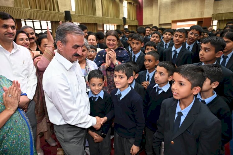 सीबीएसई स्कूल छोटा शिमला के विद्यार्थियों के साथ किया संवाद हिमाचल के सरकारी स्कूलों को बनाया जाएगा देश में सर्वश्रेष्ठ: मुख्यमंत्री
