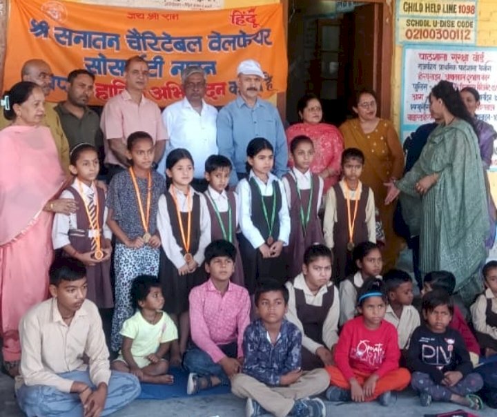 नाहन: श्री सनातन चैरिटेबल सोसायटी ने बनोग स्कूल में बांटी शिक्षण सामग्री..