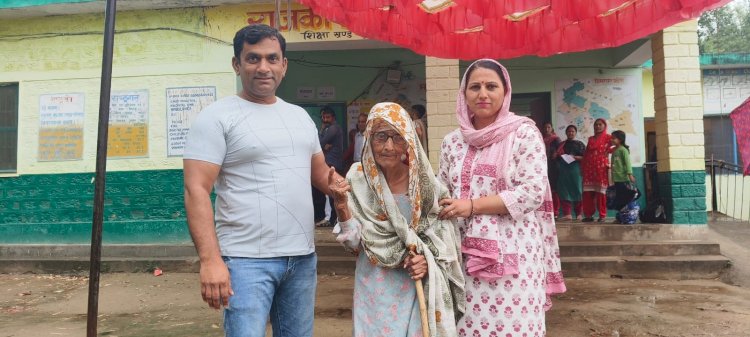 वर्षा व खराब मौसम के बावजूद मतदाताओं ने  बढ़-चढ़ कर  मतदान में लिया भाग