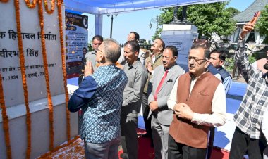 राज्यपाल ने वीरभद्र सिंह की जयंती पर अर्पित की श्रद्धांजलि