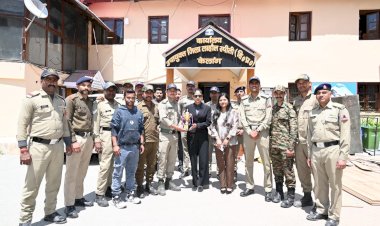 नशा मुक्त भारत अभियान के तहत आयोजित क्रिकेट प्रतियोगिता के विजेता टीम को उपायुक्त ने किया सम्मानित