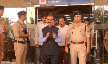 मुख्यमंत्री का धर्मशाला पहुंचने पर गर्मजोशी से स्वागत
