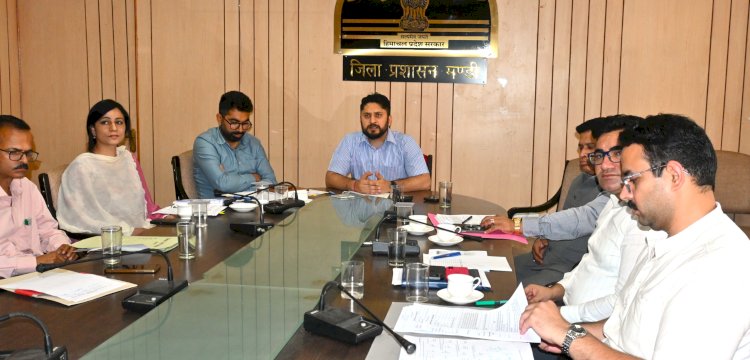 उपायुक्त ने दिए मुख्यमंत्री सेवा संकल्प हेल्पलाइन पर प्राप्त शिकायतों के त्वरित निपटारे के निर्देश