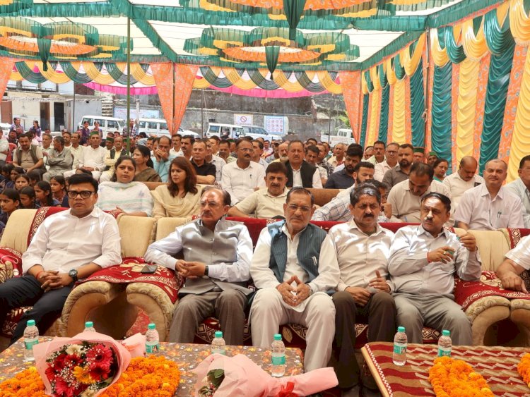 नाहन : शिलाई विस क्षेत्र के 20 स्कूलों में 2500 से अधिक डेस्क उपलब्ध करवाए.