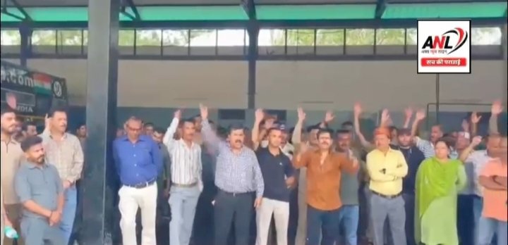 नाहन: हिमाचल प्रदेश एचआरटीसी चालक परिचालक यूनियन ने सरकार के खिलाफ की नारेबाजी, मांगें नही मानी तो होगा चक्का जाम...