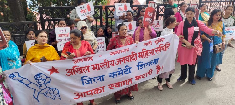 अखिल भारतीय जनवादी महिला समिति  ने बढ़ती महंगाई पर उपयुक्त कार्यालय पर जोरदार प्रदर्शन