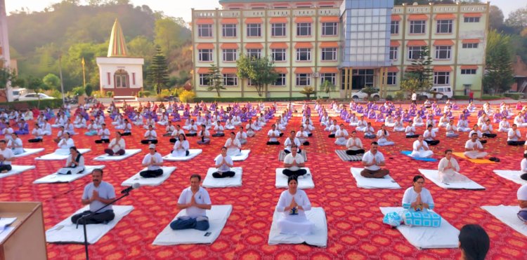 अंतरराष्ट्रीय अंतरराष्ट्रीय योग दिवस पर बढेड़ा में जिला स्तरीय कार्यक्रम आयोजित, 600 प्रतिभागियों ने किया योगाभ्यास में जिला स्तरीय कार्यक्रम आयोजित, 600 प्रतिभागियों ने किया योगाभ्यास