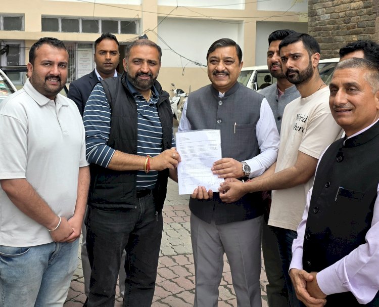 शिमला के प्रतिबंधित मार्गों पर रहने वाले स्थानीय निवासियों की समस्याओं को लेकर सांसद सुरेश कश्यप को सौंपा ज्ञापन