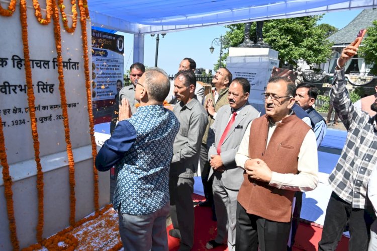 राज्यपाल ने वीरभद्र सिंह की जयंती पर अर्पित की श्रद्धांजलि
