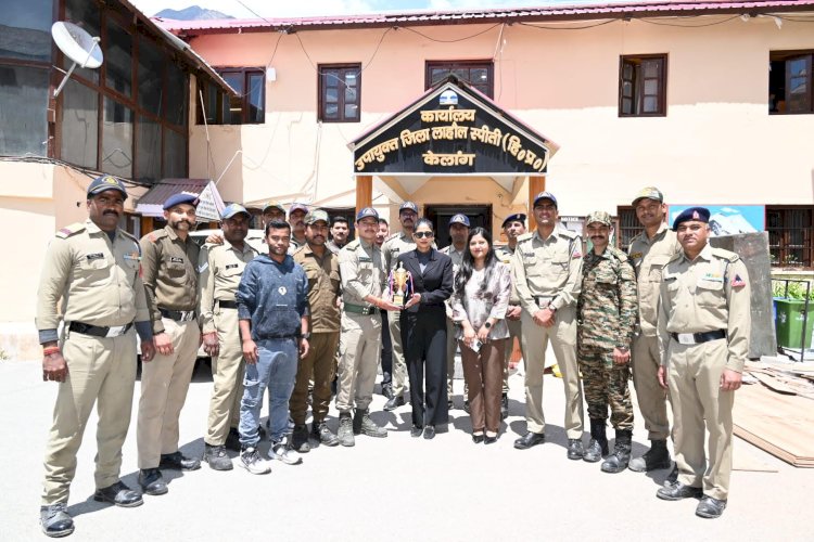 नशा मुक्त भारत अभियान के तहत आयोजित क्रिकेट प्रतियोगिता के विजेता टीम को उपायुक्त ने किया सम्मानित