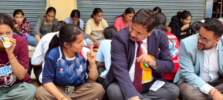 उपायुक्त अनुपम कश्यप ने खिलाड़ियों संग बैठकर किया भोजन, जीता सभी का दिल