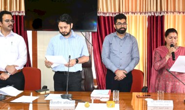 मंडी जिला परिषद अध्यक्ष एवं उपाध्यक्ष का निर्वाचन संपन्न, उपायुक्त ने दिलाई शपथ