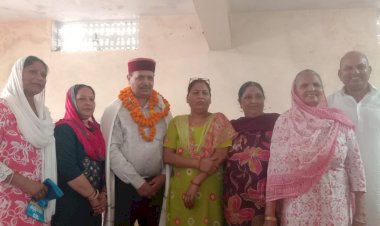 नाहन  : नगर पालिका के नवनिर्वाचित उपाध्यक्ष प्रदीप सहोत्रा के सम्मान में वाल्मीकि समाज द्वारा सम्मान समारोह आयोजित
