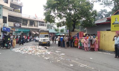 नाहन : बड़ा चौक में सफाई कर्मचारियों व सब्जी विक्रेताओं के मारपीट,सड़क पर फेंका कचरा, जाति सूचक शब्द बोलने के आरोप...