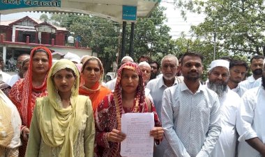 नाहन : मिसरवाला पंचायत के उप-प्रधान पर बैठक में हंगामे और दुर्व्यवहार के आरोप पंचायत की पहली बैठक में ही हुआ हंगामा, उपप्रधान पर बैठक न करने देने का आरोप