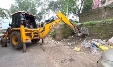 नाहन : नगर परिषद का बड़ा एक्शन,चला जेसीबी..सड़कों के किनारे फेंका गया मलबा हटाया जा रहा है...