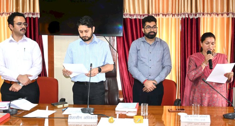 मंडी जिला परिषद अध्यक्ष एवं उपाध्यक्ष का निर्वाचन संपन्न, उपायुक्त ने दिलाई शपथ