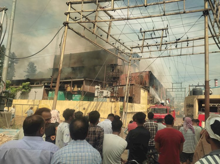 नाहन: कालाअम्ब औद्योगिक क्षेत्र की इकाई में भीषण आग लगने से करोड़ों का नुकसान, पुलिस जांच में जुटी.