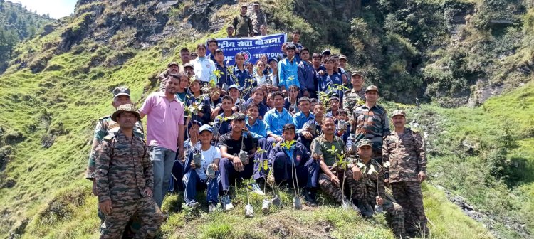 133 इको टास्क फोर्स की ब्रावो कंपनी ने स्कूली छात्रों के साथ सलोट में किया पौधरोपण