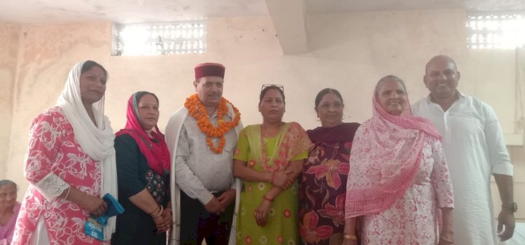 नाहन  : नगर पालिका के नवनिर्वाचित उपाध्यक्ष प्रदीप सहोत्रा के सम्मान में वाल्मीकि समाज द्वारा सम्मान समारोह आयोजित