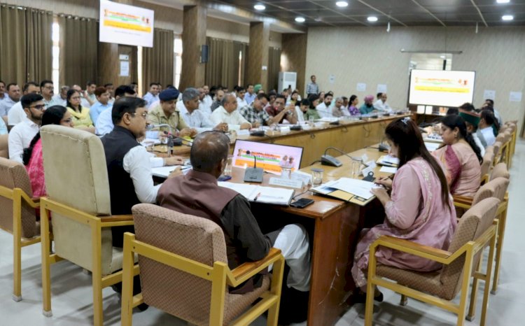नाहन : कल्याणकारी योजनाओं का लाभ समयबद्ध तरीके से पात्र लोगों तक पहुंचाना सुनिश्चित करें - सुरेश कश्यप