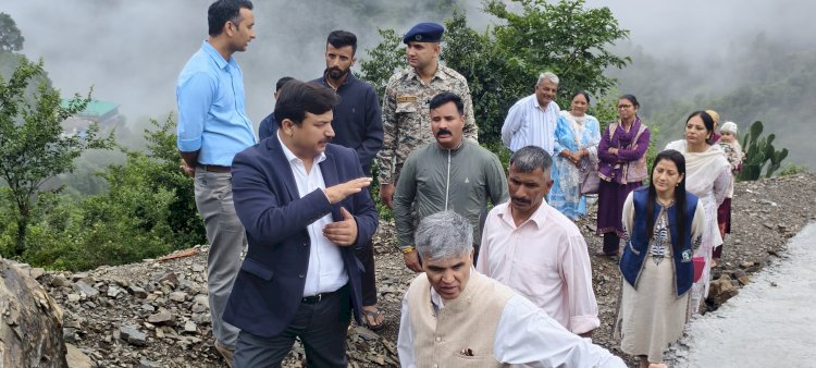 मुख्यमंत्री सुखाश्रय योजना से रोहित के सपनों को मिला आशियाना ..उपायुक्त अनुपम कश्यप ने निर्माणाधीन घर का किया निरीक्षण,