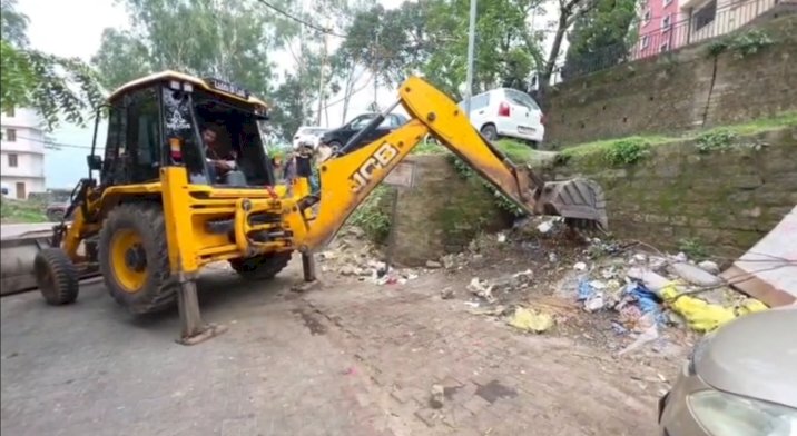 नाहन : नगर परिषद का बड़ा एक्शन,चला जेसीबी..सड़कों के किनारे फेंका गया मलबा हटाया जा रहा है...